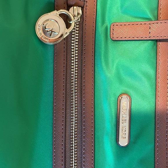Michael Kors Kelley Green Purse. - Picture 3 of 7